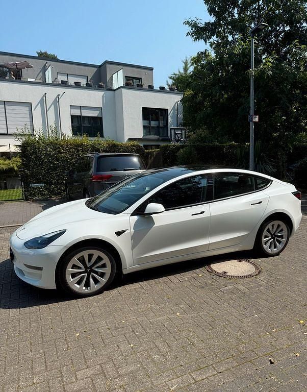 Weiß Gebraucht 2021 Tesla Model 3 Long Range AWD Limousine | 32.000 € (Etwas zu teuer) - Bild 1/4