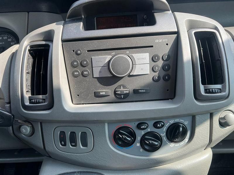 Gebraucht Opel Vivaro 90 PS (66 kW) 2009 Silber Van / Kleinbus