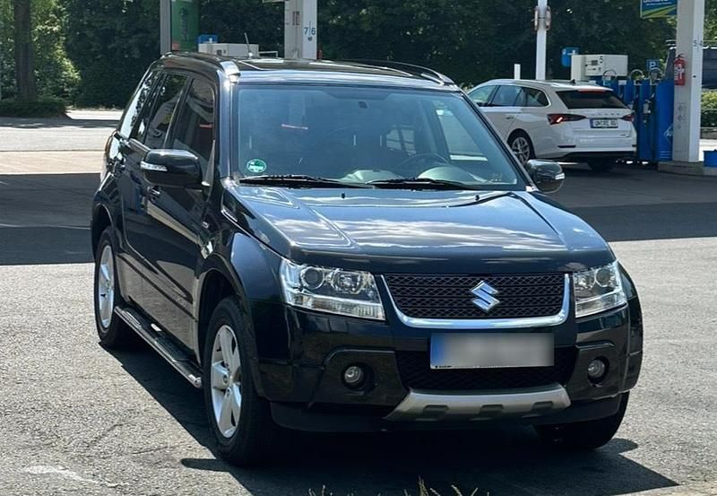 Schwarz Gebraucht 2011 Suzuki Grand Vitara SUV | 9.989 € (Teuer) - Bild 1/4