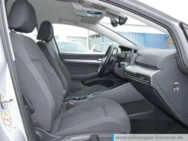 Second-hand VW Golf VIII Life 150 CP (110 kW) 2023 Argintiu Break
