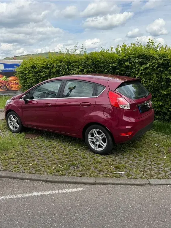 Używany Ford Fiesta Titanium 101 KM (74 kW) 2013 Czerwony Sedan/Limuzyna
