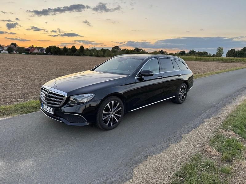 Schwarz Gebraucht 2020 Mercedes E220 Kombi | 29.999 € (Teuer) - Bild 1/4
