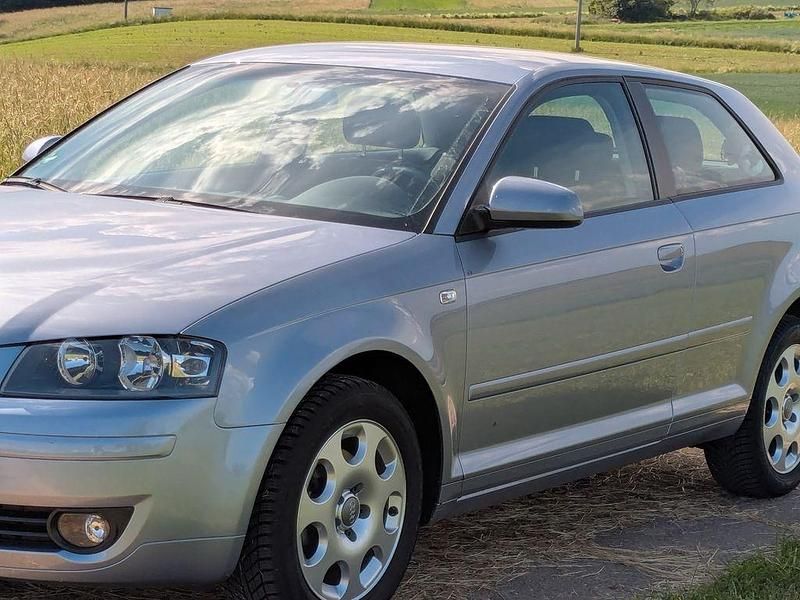Silber Gebraucht 2003 Audi A3 Attraction Limousine | 5.800 € (Etwas zu teuer) - Bild 1/4