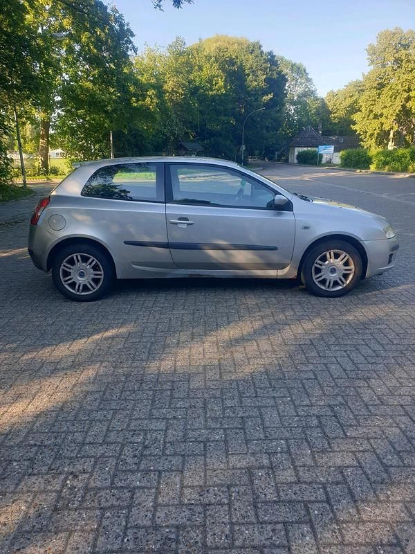 Silber Gebraucht 2005 Fiat Stilo Kleinwagen | 600 € - Bild 1/4