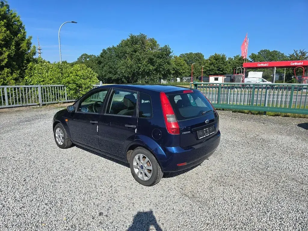 Gebraucht Ford Fiesta 69 PS (50 kW) 2005 Blau Kleinwagen