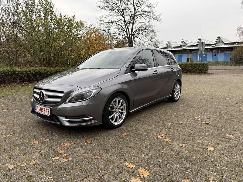 Mountaingrau met. Gebraucht 2013 Mercedes B180 Van / Kleinbus | 10.950 € (Fairer Preis) - Bild 1/4