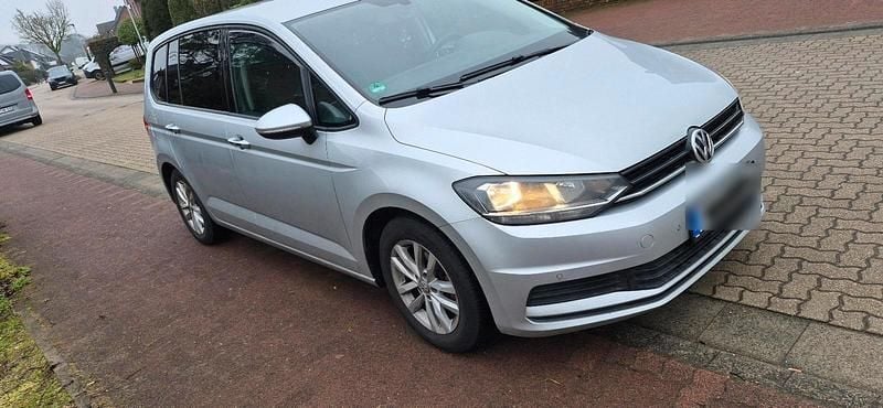 Grau Gebraucht 2016 VW Touran Van / Kleinbus | 12.499 € - Bild 1/4