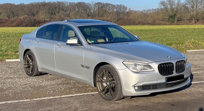 Gebraucht BMW 740 306 PS (225 kW) 2012 Silber Limousine