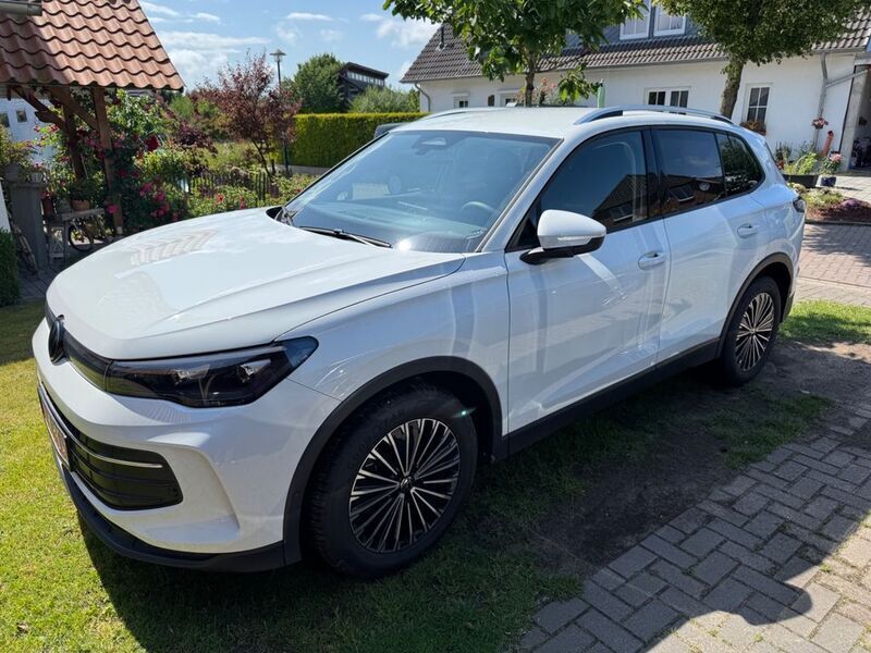 Weiß Gebraucht 2024 VW Tiguan Life SUV | 31.950 € (Guter Preis) - Bild 1/4