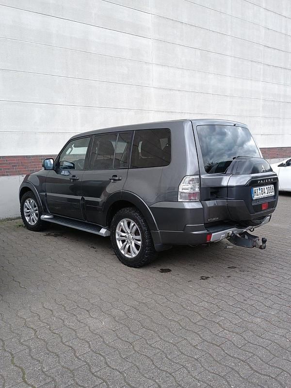 Grau Gebraucht 2016 Mitsubishi Pajero SUV | 16.500 € (Teuer) - Bild 1/4