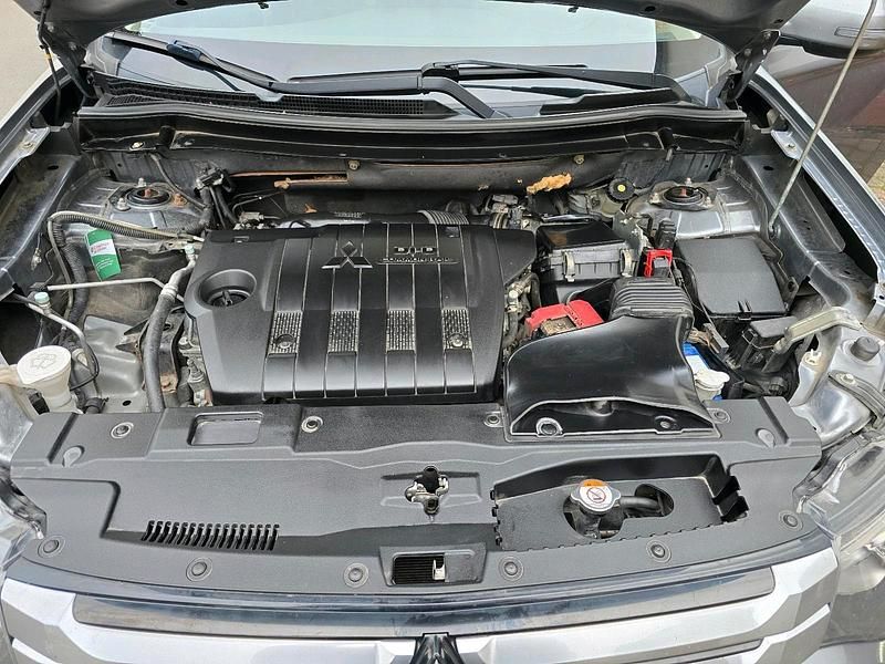 Grau Gebraucht 2015 Mitsubishi Outlander SUV | 13.900 € - Bild 1/4