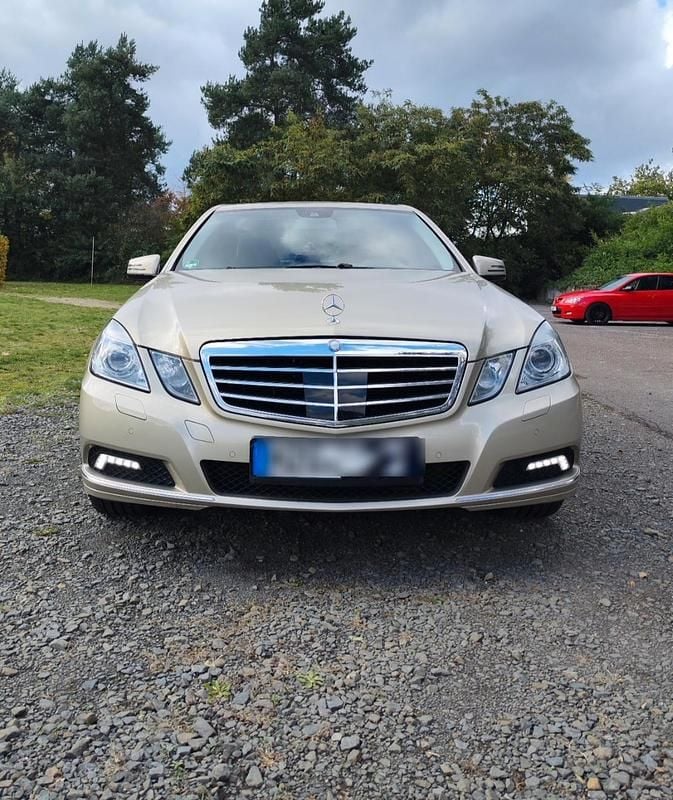 Gebraucht Mercedes E220 Elegance 170 PS (125 kW) 2009 Beige Limousine