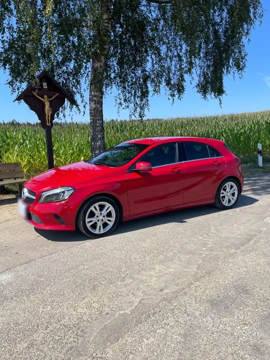 Gebraucht Mercedes A180 Urban 109 PS (80 kW) 2017 Rot Kleinwagen