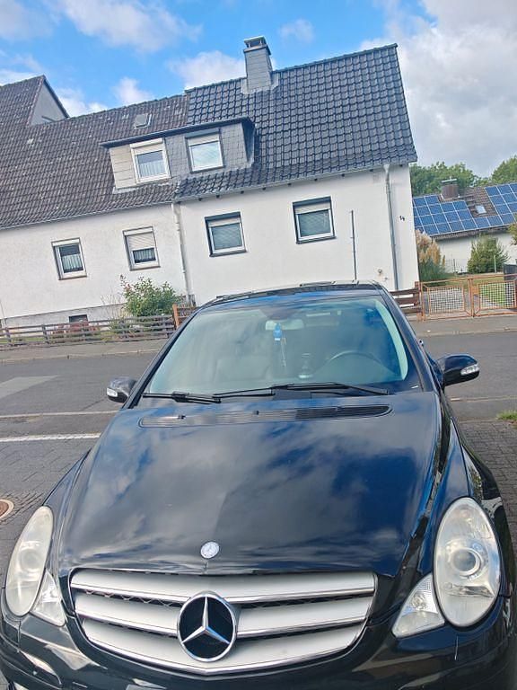 Schwarz Gebraucht 2010 Mercedes R320 Van / Kleinbus | 13.000 € (Teuer) - Bild 1/4