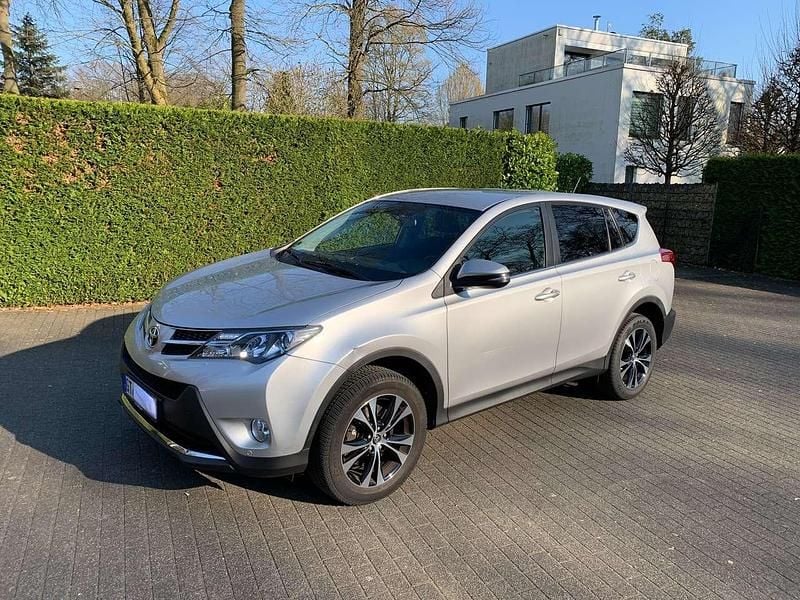 Gebraucht Toyota RAV4 Edition 150 PS (110 kW) 2016 Silber SUV