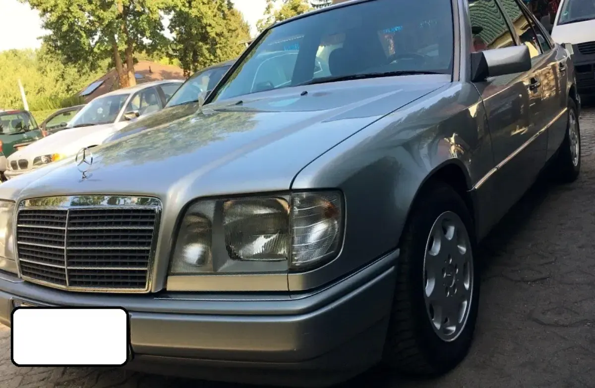 Gebraucht Mercedes 200 136 PS (100 kW) 1994 Silber Limousine