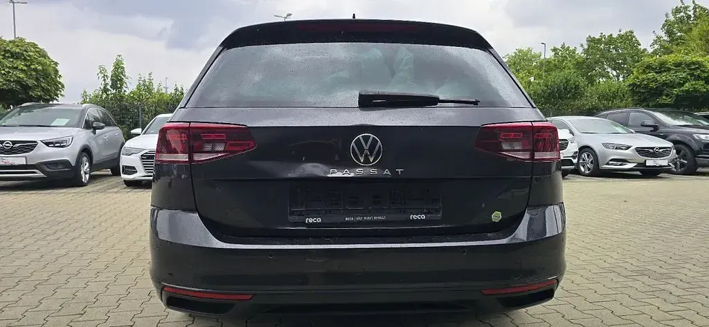 Gebraucht VW Passat Basis 122 PS (89 kW) 2023 Grau Kombi