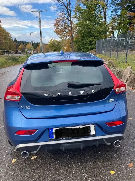 Gebraucht Volvo V40 R-Design 122 PS (89 kW) 2019 Blau Limousine