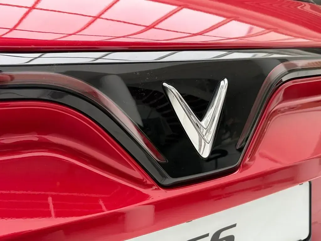 Neu VinFast VF 6 Plus 150 kW (204 PS) 2026 Crimson red SUV