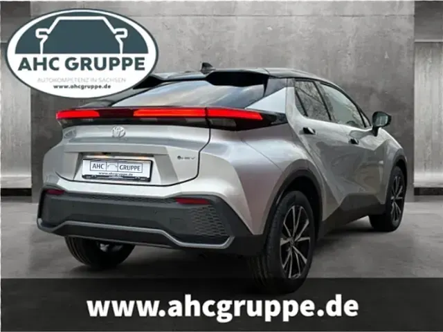 Neu Toyota C-HR Connect Style 152 PS (111 kW) 2025 Silber SUV