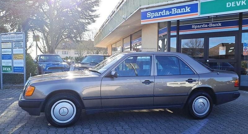 Gebraucht Mercedes E230 132 PS (97 kW) 1988 Braun Limousine