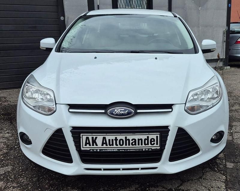 Gebraucht Ford Focus Trend 101 PS (74 kW) 2014 Weiß Kombi