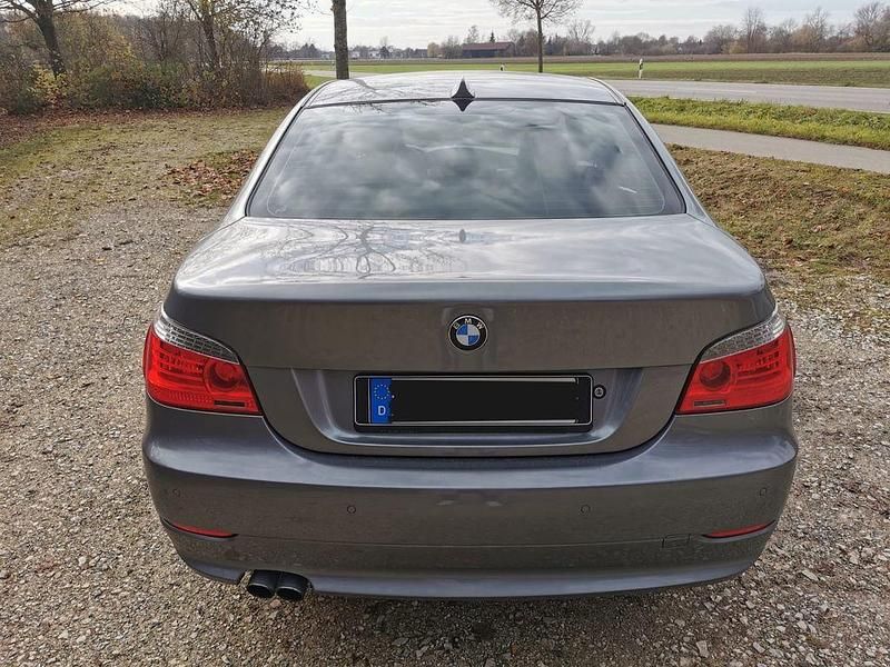 Gebraucht BMW 525 218 PS (160 kW) 2007 Grau Limousine
