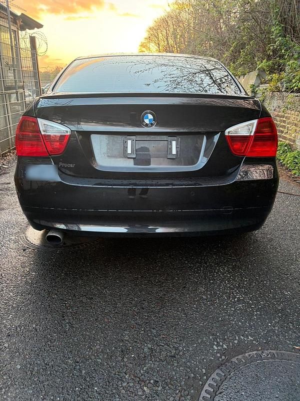 Gebraucht BMW 318 129 PS (94 kW) 2005 Schwarz Kleinwagen