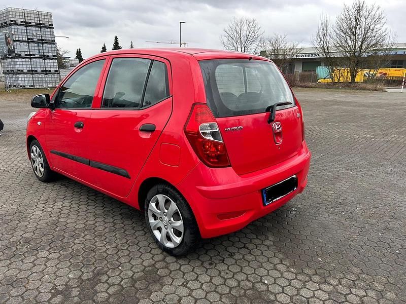 Gebraucht Hyundai i10 54 PS (39 kW) 2012 Rot Kleinwagen