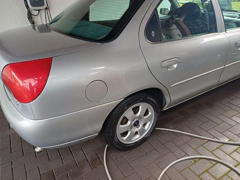 Gebraucht Ford Mondeo Ghia 131 PS (96 kW) 1997 Silber Limousine