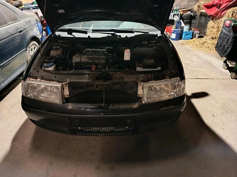 Schwarz Gebraucht 2002 Skoda Octavia Kombi | 780 € - Bild 1/4