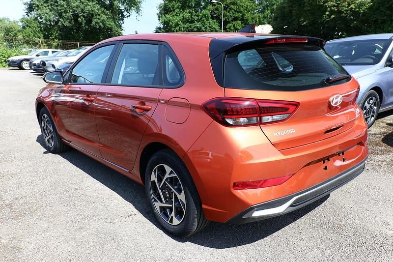 Neu Hyundai i30 Advantage 101 PS (74 kW) 2025 Grau Limousine