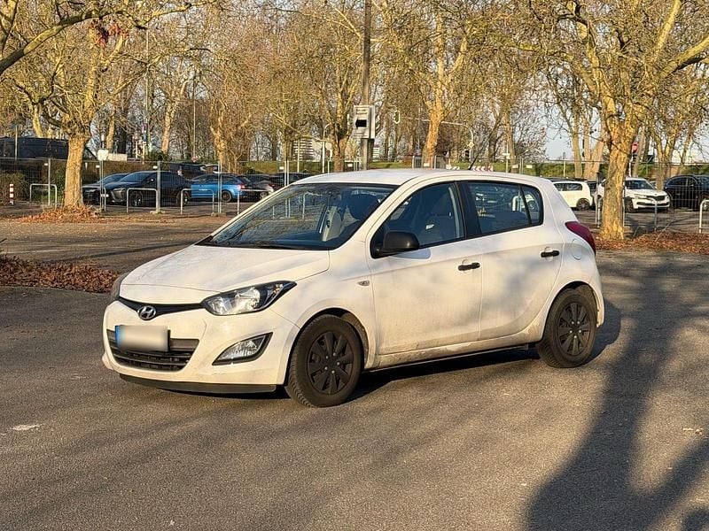 Gebraucht Hyundai i20 Classic 75 PS (55 kW) 2014 Weiß Kleinwagen