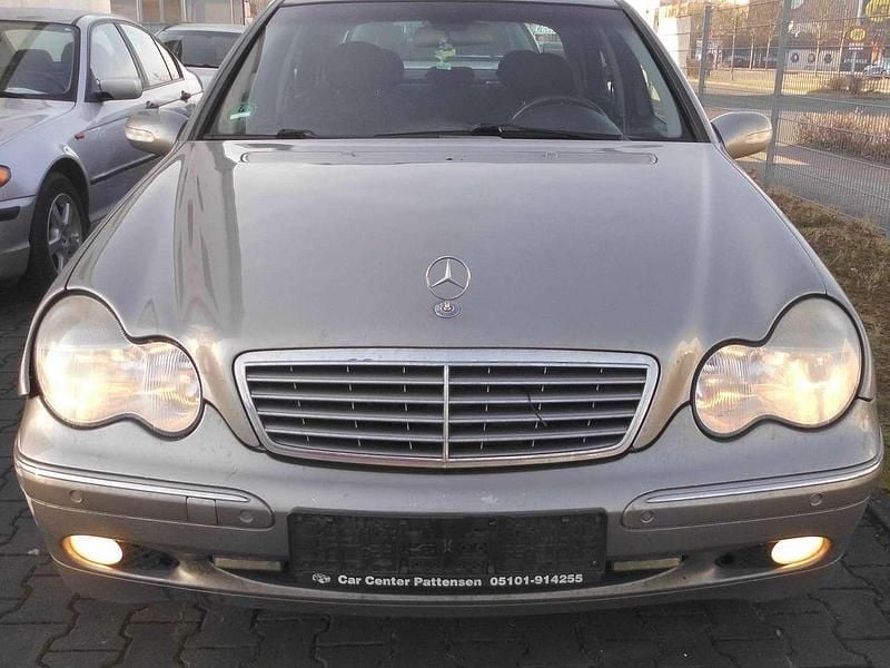 Grau Gebraucht 2003 Mercedes C220 Elegance Limousine | 1.999 € (Guter Preis) - Bild 1/4