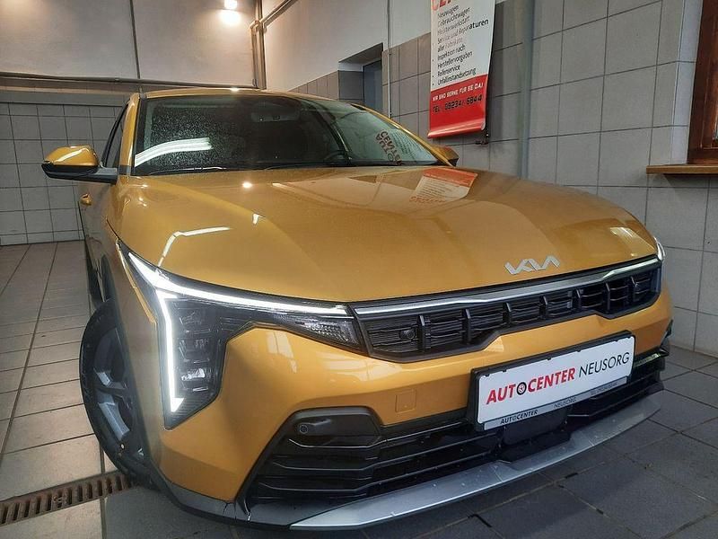 Neu Kia K4 150 PS (110 kW) 2026 Gelber glitzer Limousine