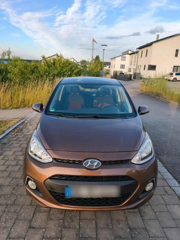 Braun Gebraucht 2015 Hyundai i10 Kleinwagen | 6.299 € (Guter Preis) - Bild 1/4