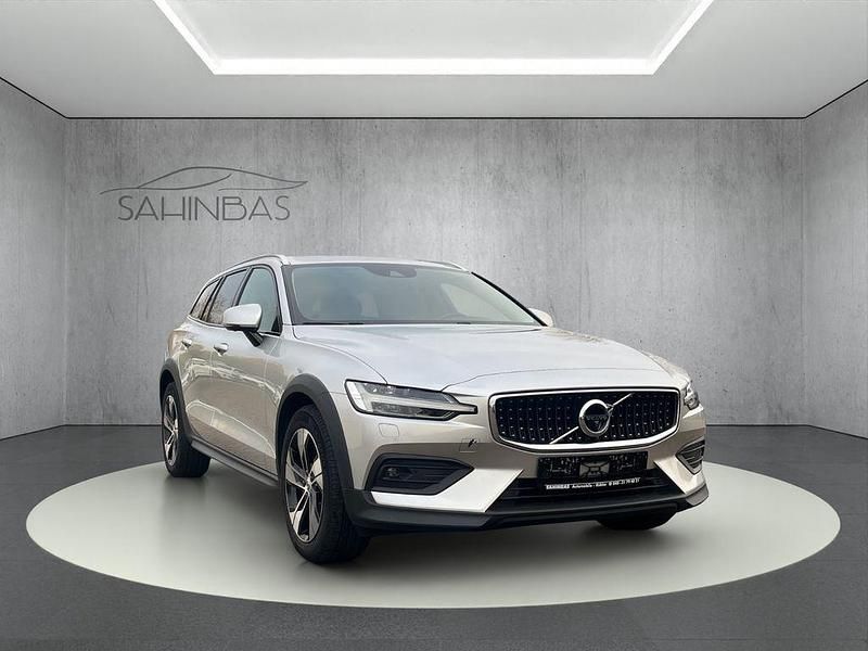Silber Gebraucht 2021 Volvo V60 CC Pro Kombi | 28.490 € (Fairer Preis) - Bild 1/4