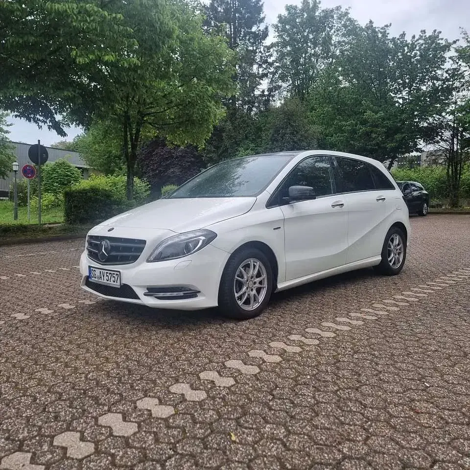 Gebraucht Mercedes B180 122 PS (89 kW) 2012 Weiß Kleinwagen