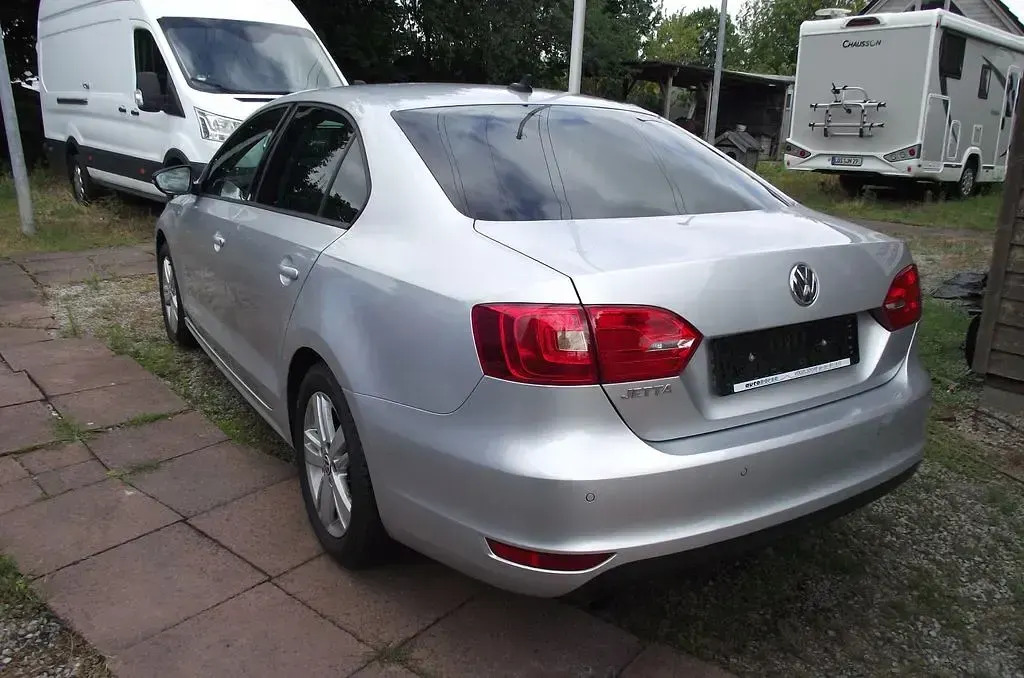 Gebraucht VW Jetta Match 105 PS (77 kW) 2013 Silber Limousine