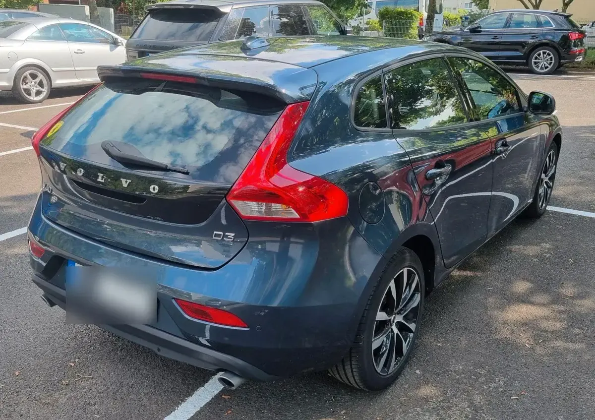 Gebraucht Volvo V40 Momentum 150 PS (110 kW) 2019 Blau Limousine