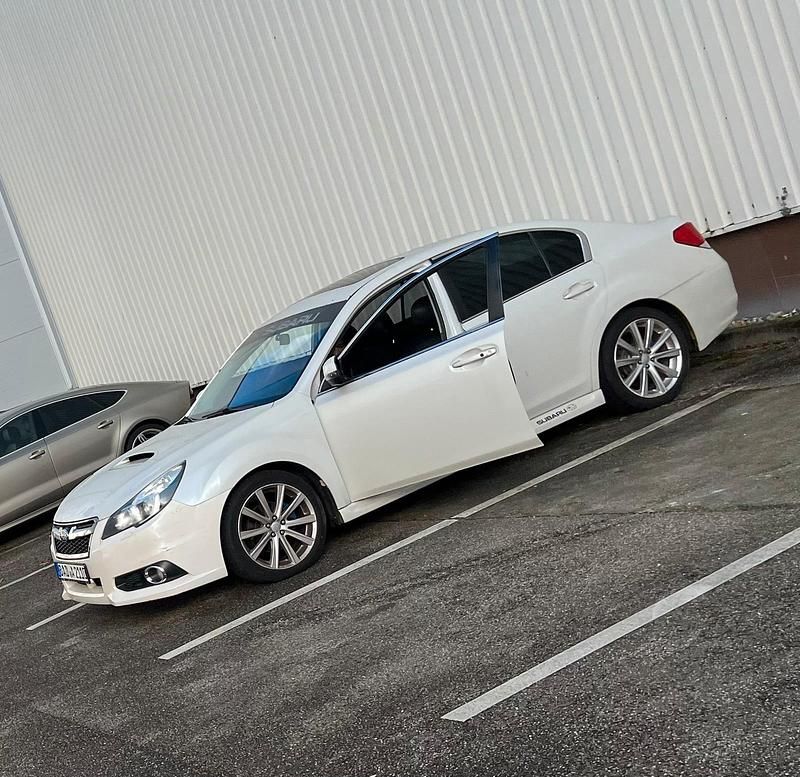 Weiß Gebraucht 2012 Subaru Legacy Limousine | 6.400 € - Bild 1/4
