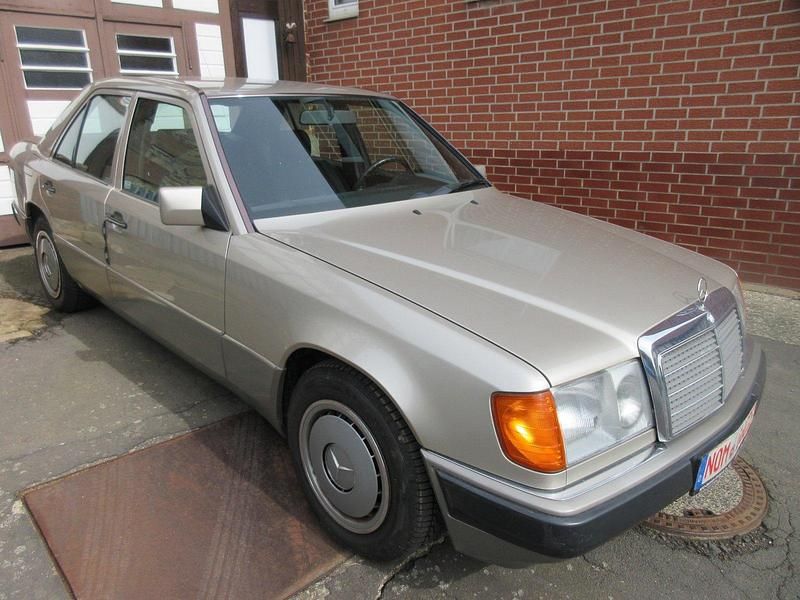 Gebraucht Mercedes E230 132 PS (97 kW) 1991 Andere farben Limousine