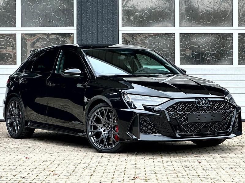 Mythosschwarz metallic Neu 2025 Audi RS3 Sportback Sport Kleinwagen | 73.780 € (Fairer Preis) - Bild 1/4