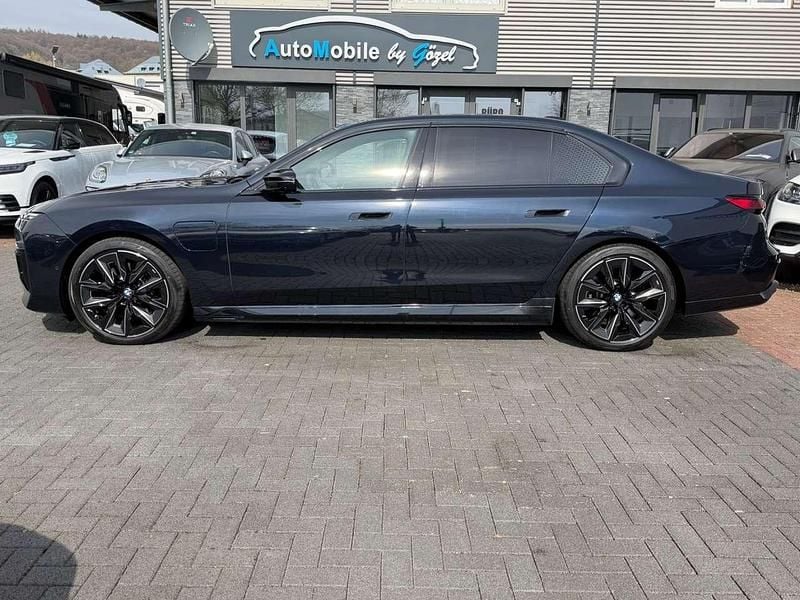 Gebraucht BMW 760 571 PS (419 kW) 2024 Carbonschwarz Limousine