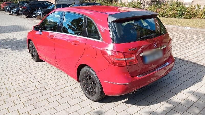 Gebraucht Mercedes B180 122 PS (89 kW) 2012 Rot Van / Kleinbus