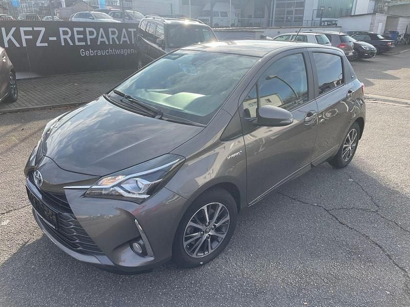 Grau Gebraucht 2020 Toyota Yaris Hybrid Team Kleinwagen | 14.990 € (Guter Preis) - Bild 1/4