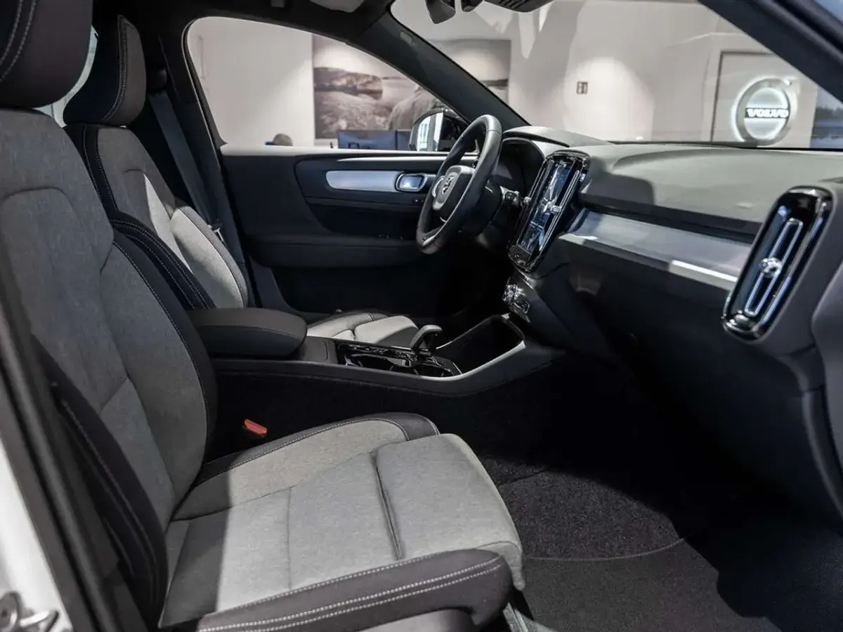 Neu Volvo XC40 Plus 163 PS (119 kW) 2026 Crystal weiss SUV