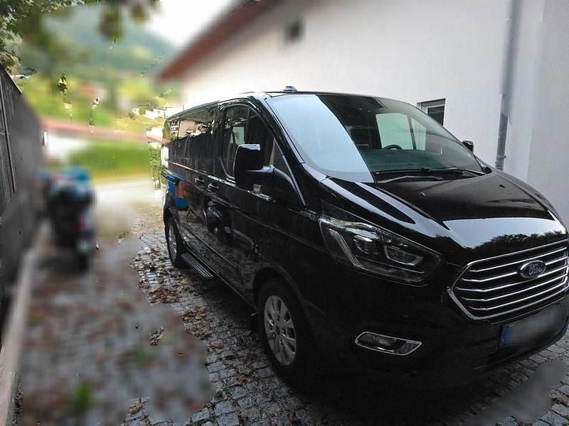 Schwarz Gebraucht 2020 Ford Tourneo Custom Van / Kleinbus | 32.100 € (Fairer Preis) - Bild 1/4