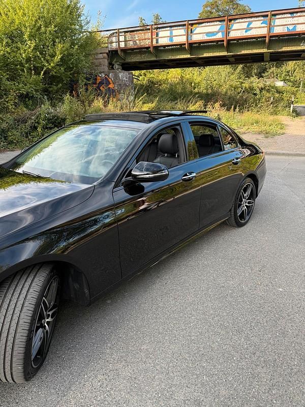 Schwarz Gebraucht 2017 Mercedes E350 Limousine | 30.000 € (Guter Preis) - Bild 1/4