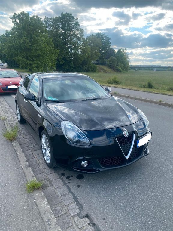 Schwarz Gebraucht 2016 Alfa Romeo Giulietta Turismo Kleinwagen | 7.100 € (Guter Preis) - Bild 1/4